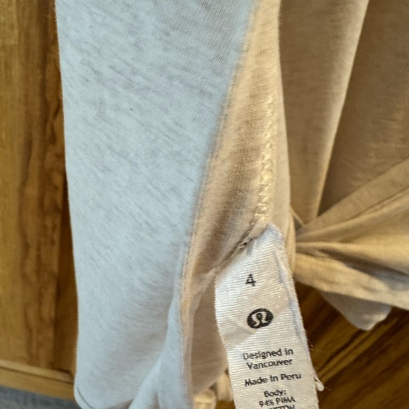 Like new lululemon It’s a tie tee beige size 4 - Picture 10 of 14